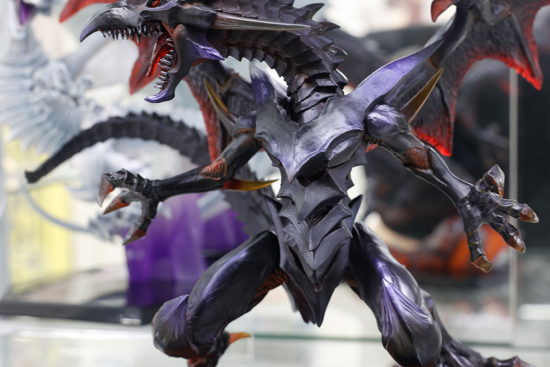 全体的に黒っぽいが、うまくメタリックパープルが馴染むように彩色されていることがわかる
