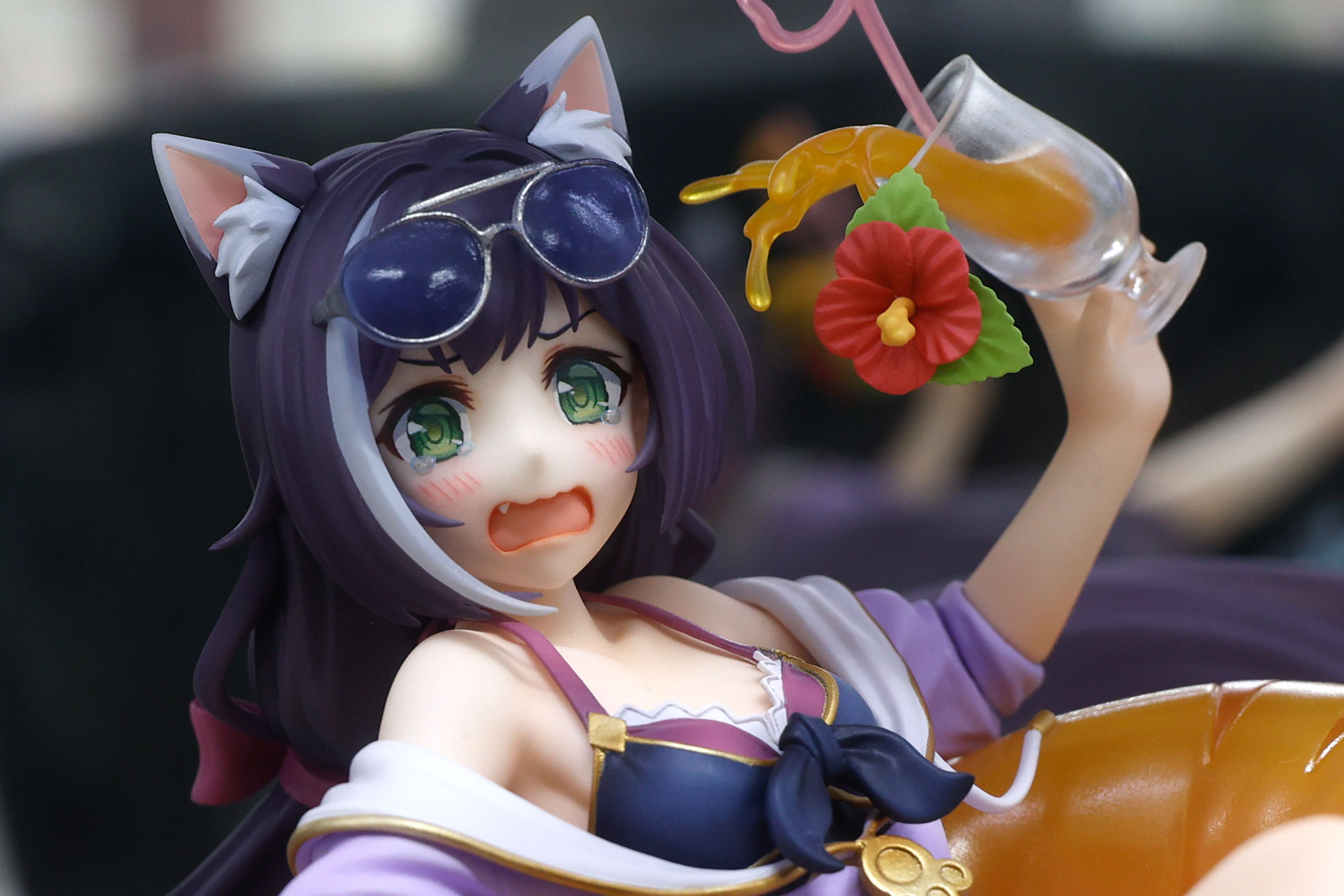 驚いたせいか、頬を赤らめつつ大きな瞳には涙を浮かべている。この涙の部分は、付属の「ジュエルシール」で再現したものだ