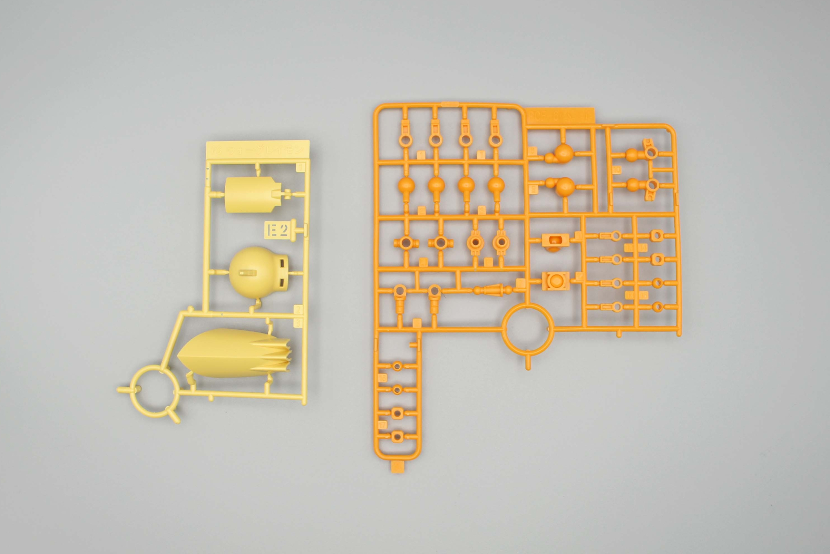 E2パーツ、PCF-6パーツ。後者はPE製のポリパーツである