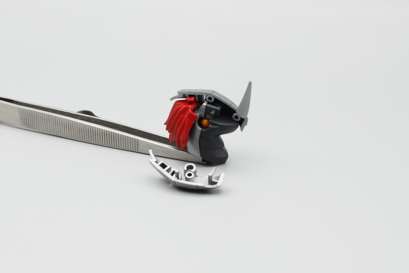 頭部アーマーは左右に分割されている