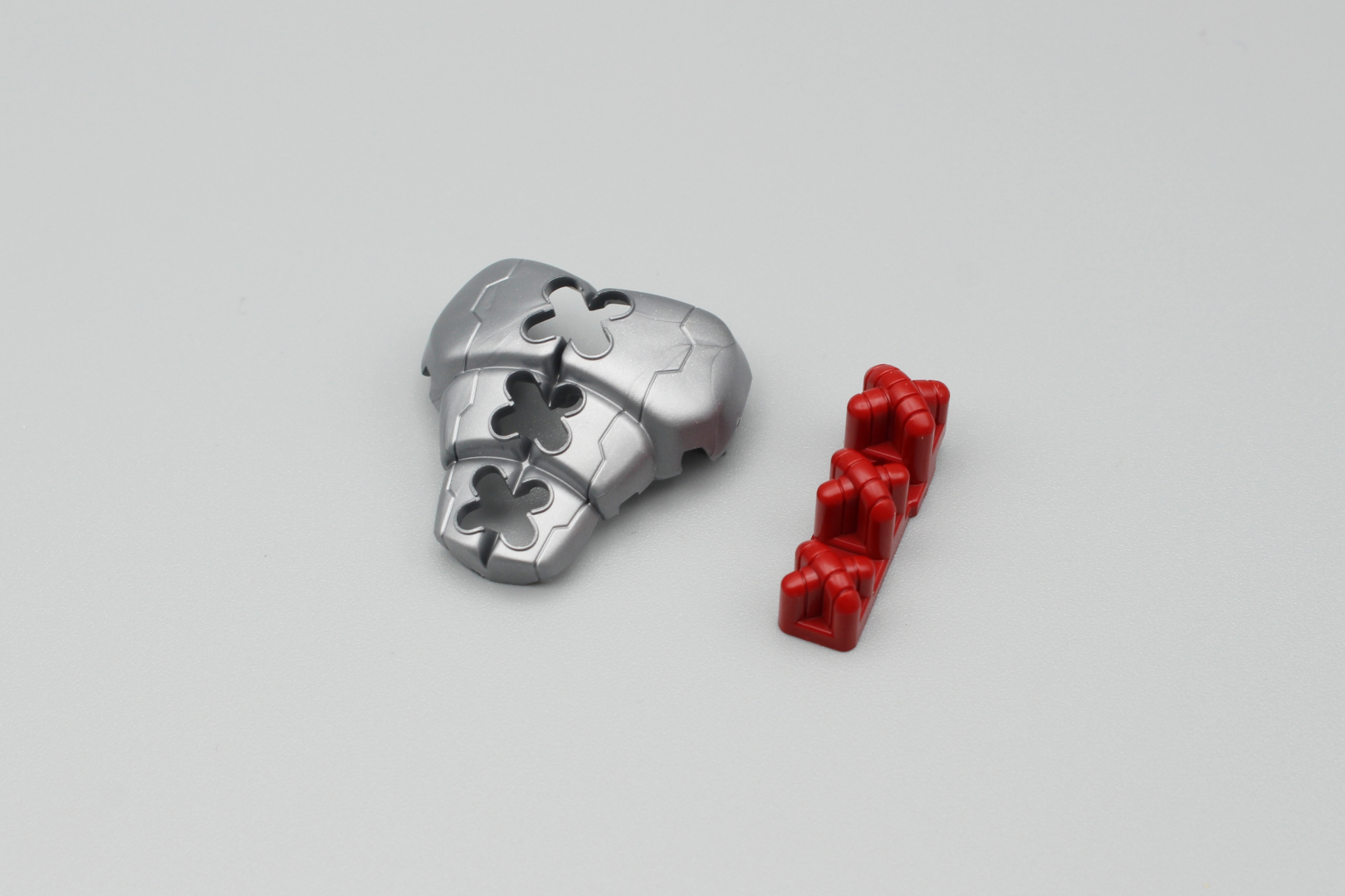 胸部の組み立て。胸のパイプのモールドは綺麗に整形されている