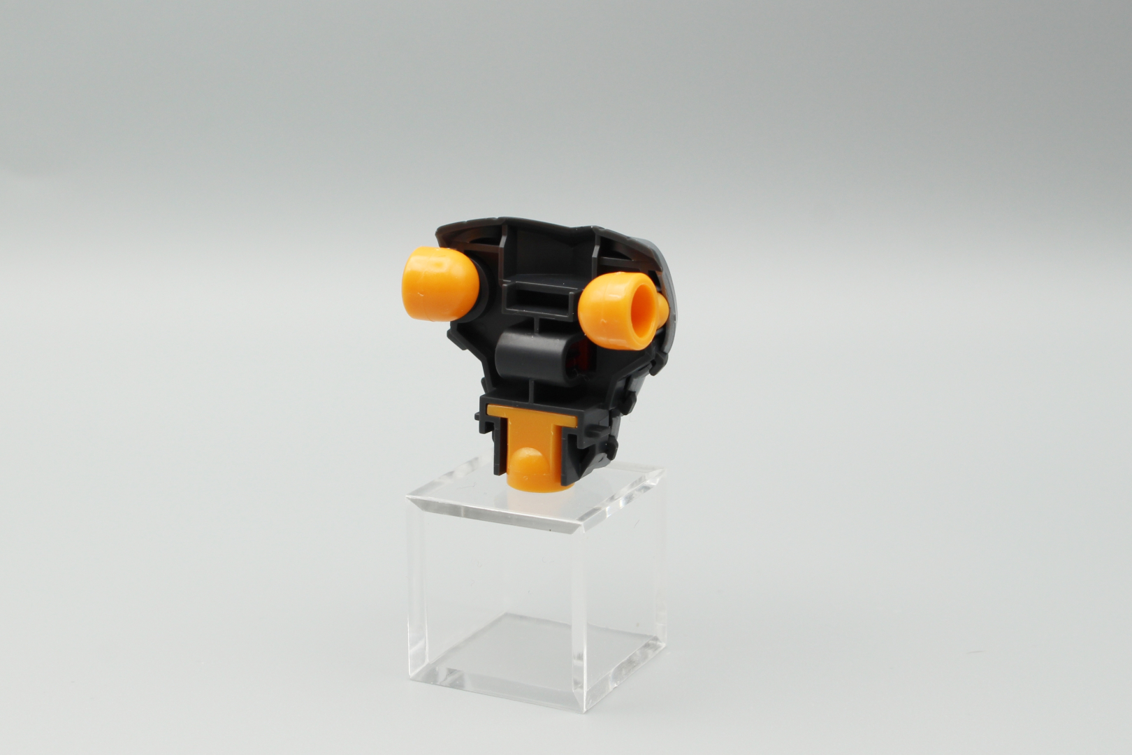 内部には関節部のポリパーツを組み込む