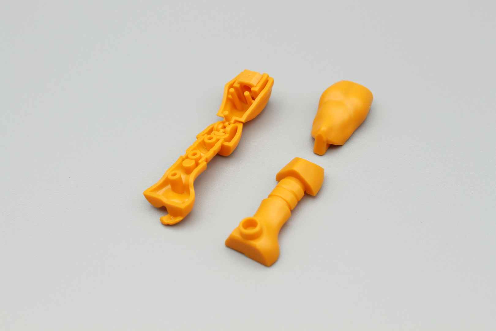 腕の組み立て。こちらは右腕のパーツ。上腕のジョイントに前腕を挟み込んで組み立て