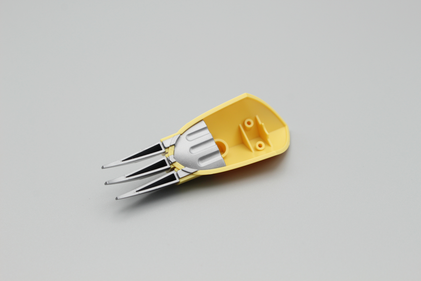 クロー状のドラモンキラー。クローの裏側は肉抜き穴が若干目立つ