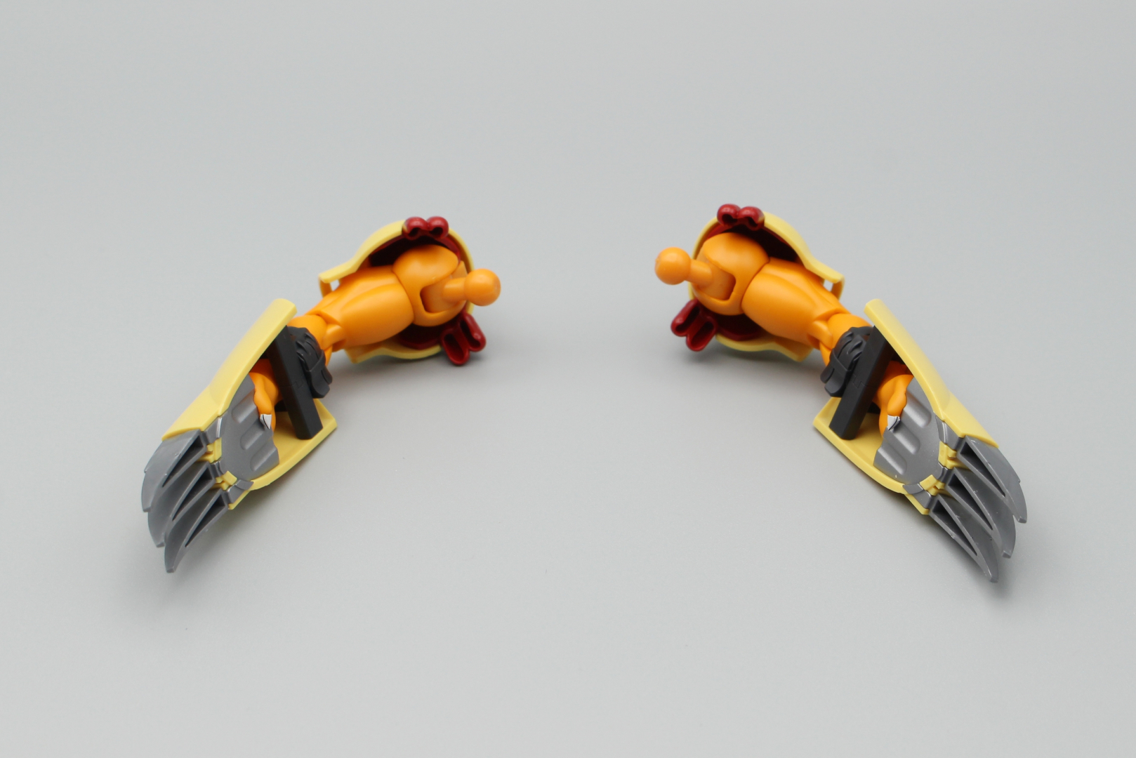 左腕も同じように組み立てて左右の腕が完成