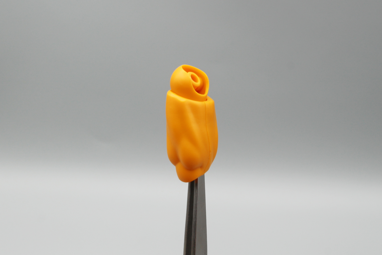 脚部の組み立て。これは右脚の太ももで、股関節のジョイントを上部に組み付ける