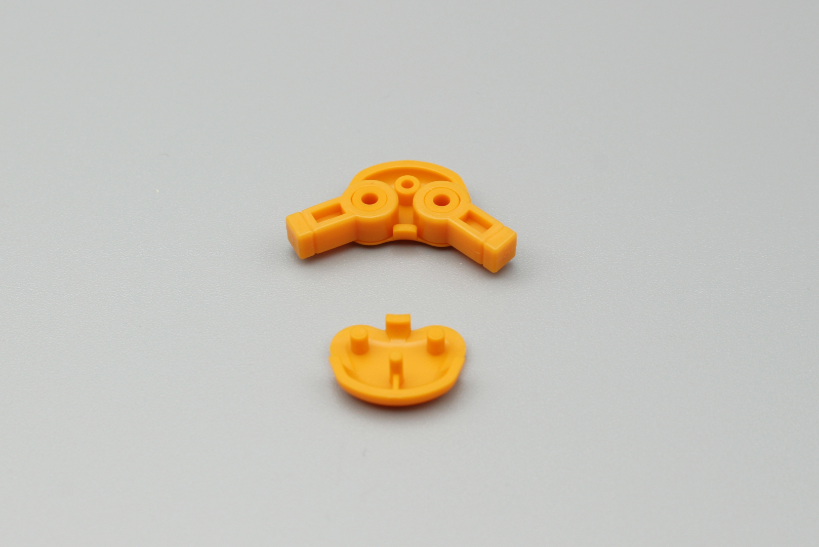 ヒザ関節の組み立て。ポリパーツを挟み込む、他のシリーズでも見られた構造だ