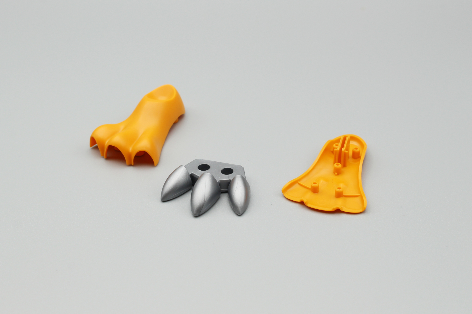 足首はツメを挟み込んで組み立てる