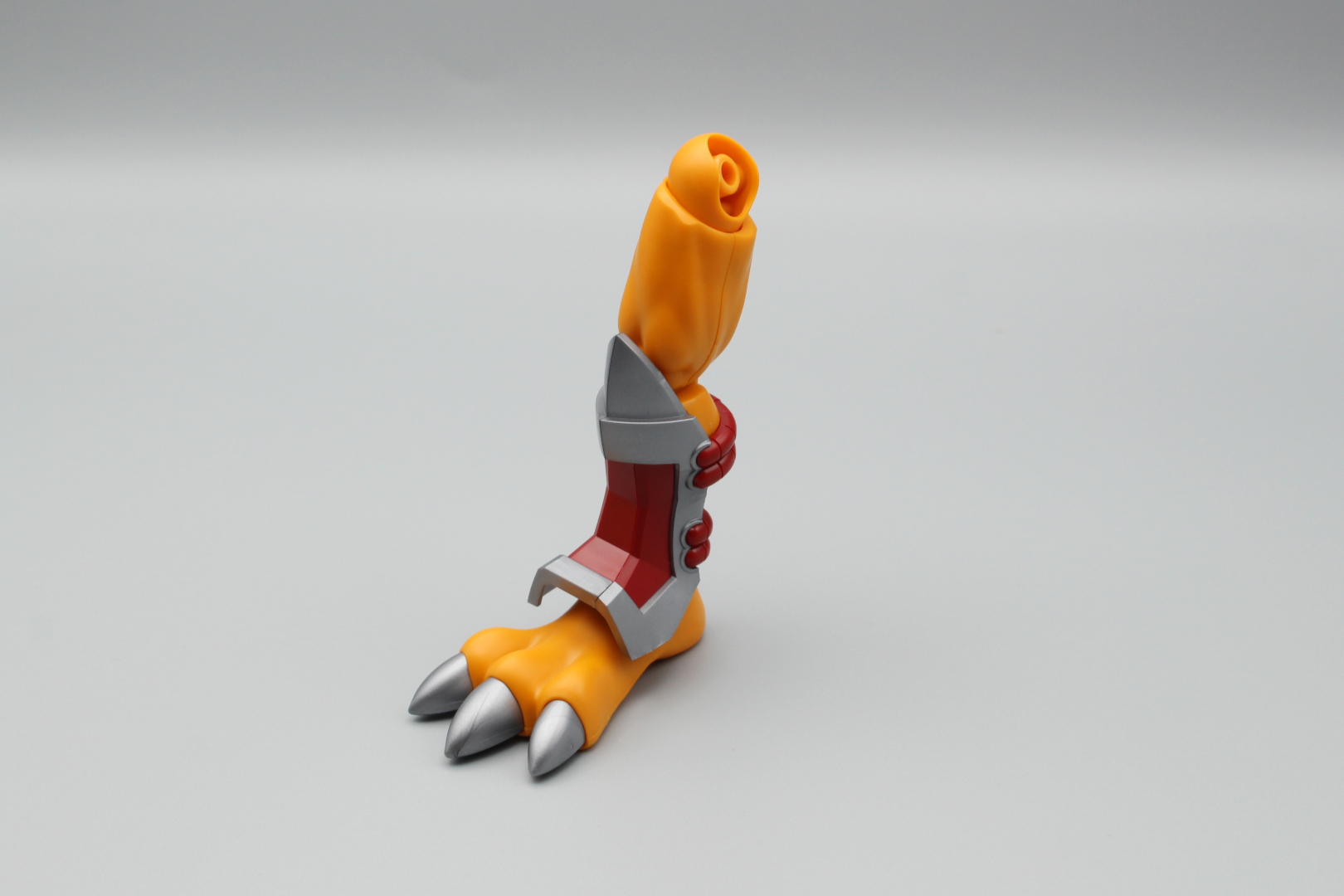 完成した各パーツを組み立てて右脚の完成。