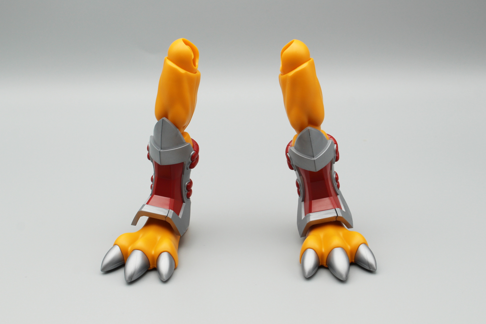 腕と同様、脚も左右はほぼ同じ構造だ