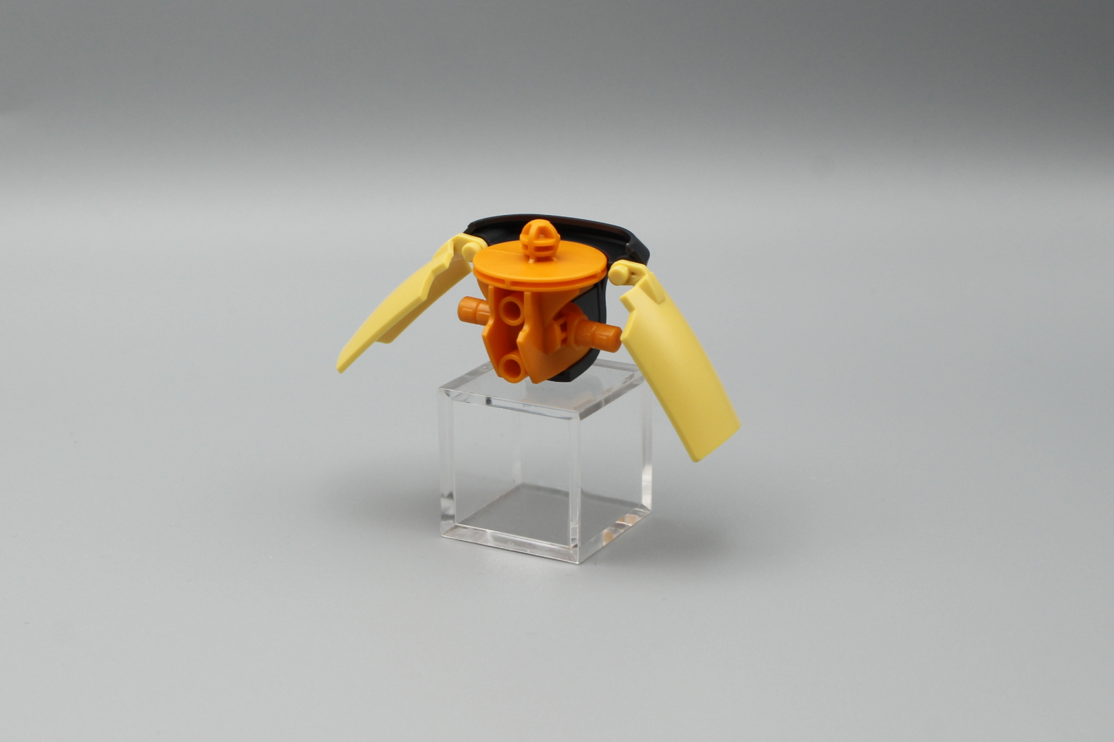 左右の腰アーマーは左右に開閉する