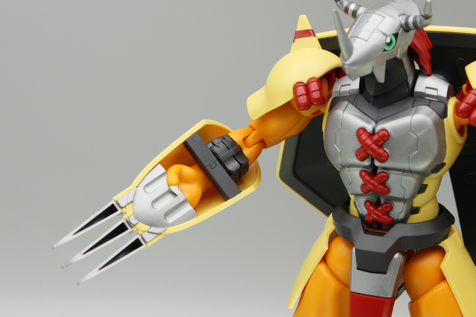 腕は上腕にロール軸を備える