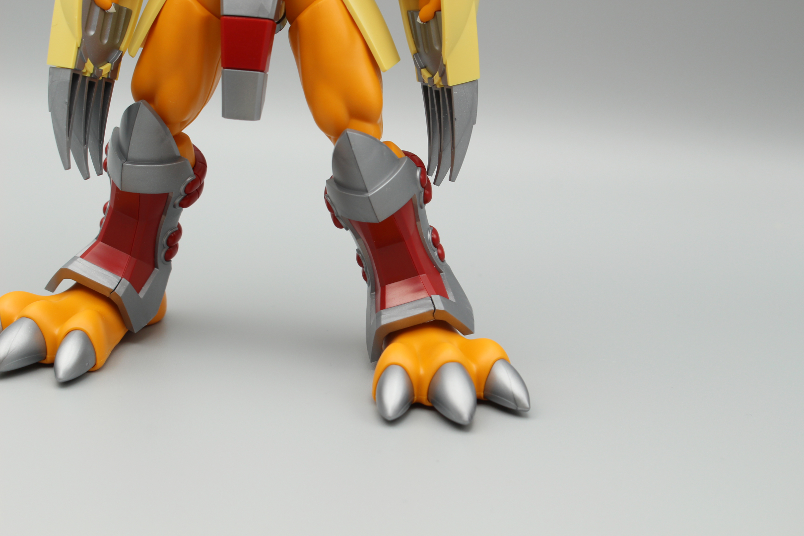 ヒザから下から先はかなりボリューミーで迫力のある造形だ