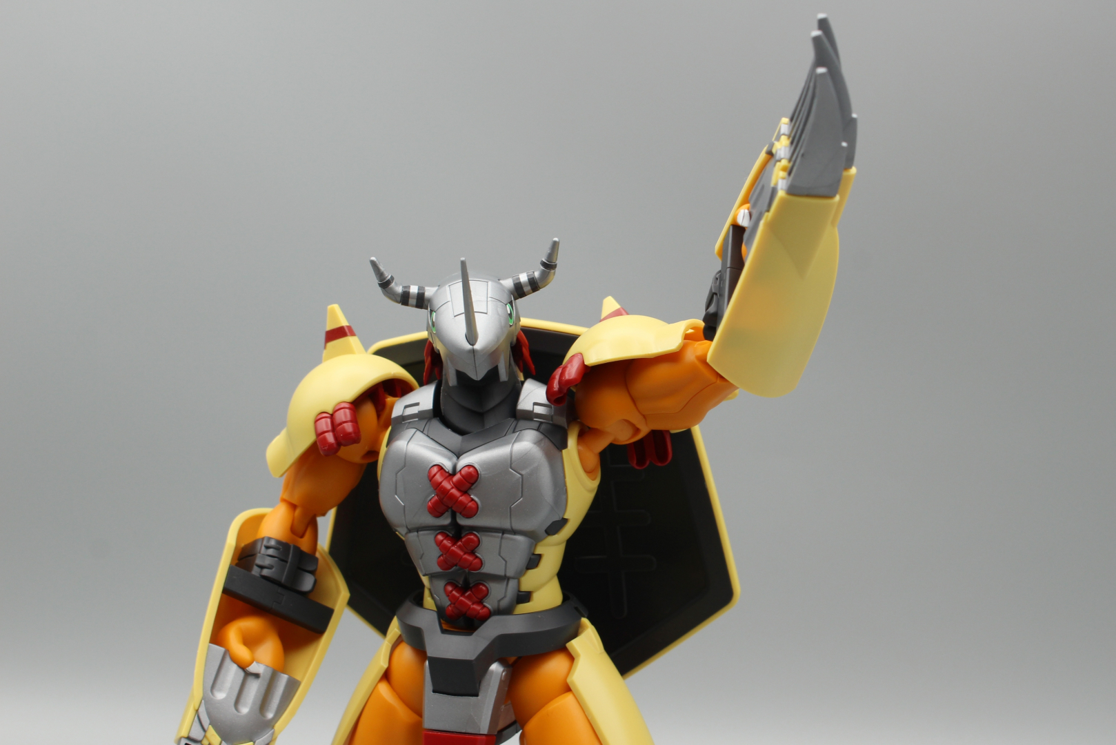 腕はそのままでもここまで上がるが、肩アーマーを下げればさらに上げられる