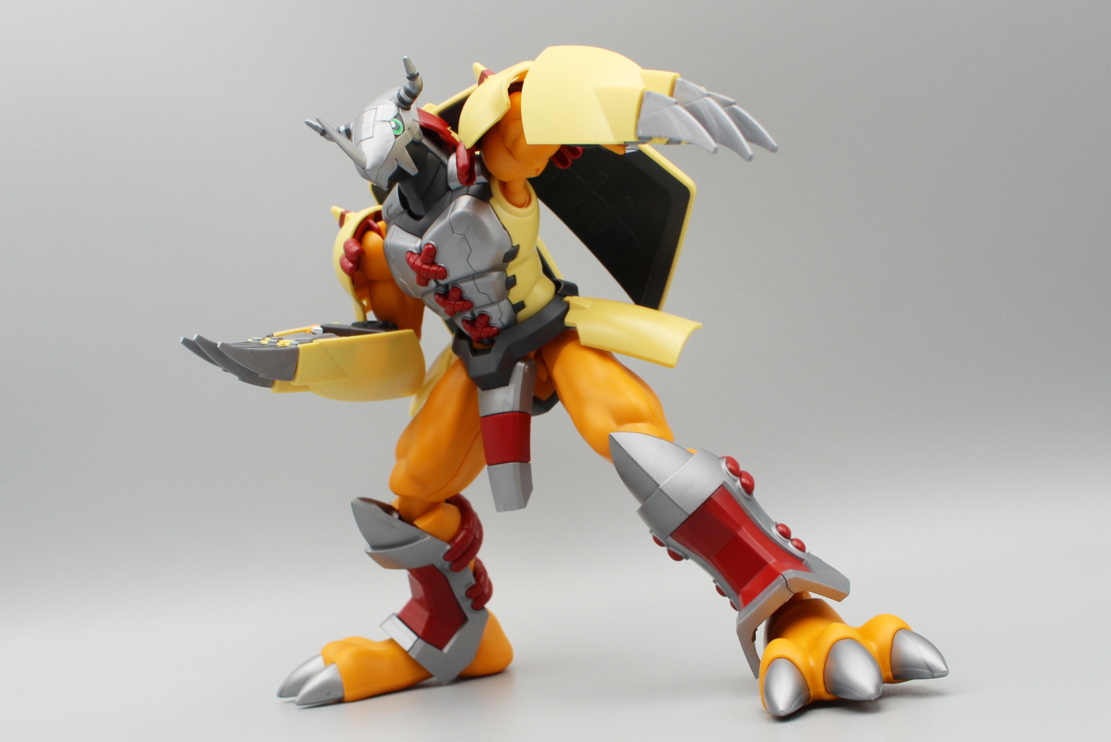 ウォーグレイモンポーズ集。アクションフィギュアのようにガシガシ動かすのなら、合わせ目は接着してしまってもいいかもしれない