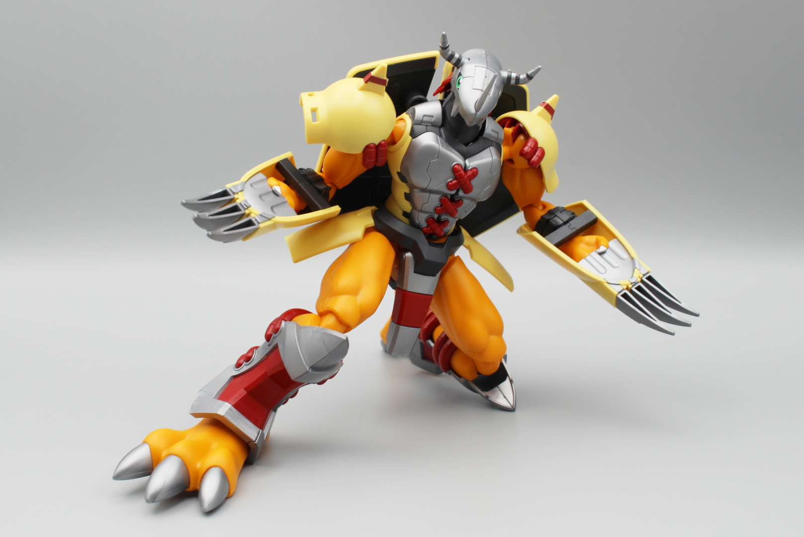 ウォーグレイモンポーズ集。アクションフィギュアのようにガシガシ動かすのなら、合わせ目は接着してしまってもいいかもしれない