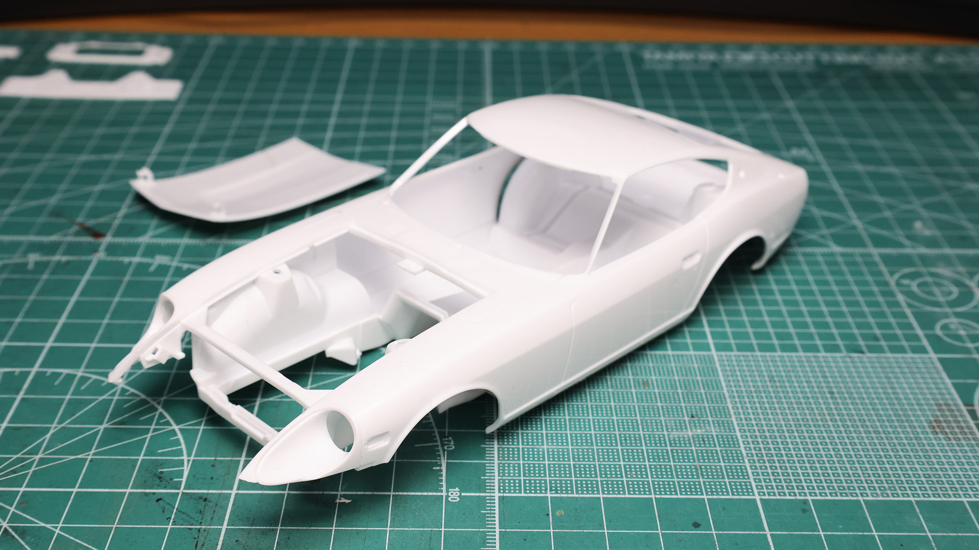 本当の自動車の製造工場ではこんな状態で下地剤のプールへ投入し、塗装工程へ進むのを見ますね