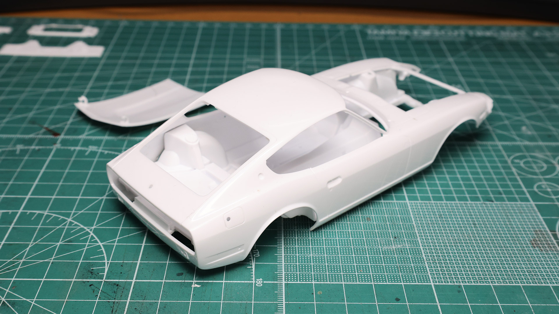 本当の自動車の製造工場ではこんな状態で下地剤のプールへ投入し、塗装工程へ進むのを見ますね