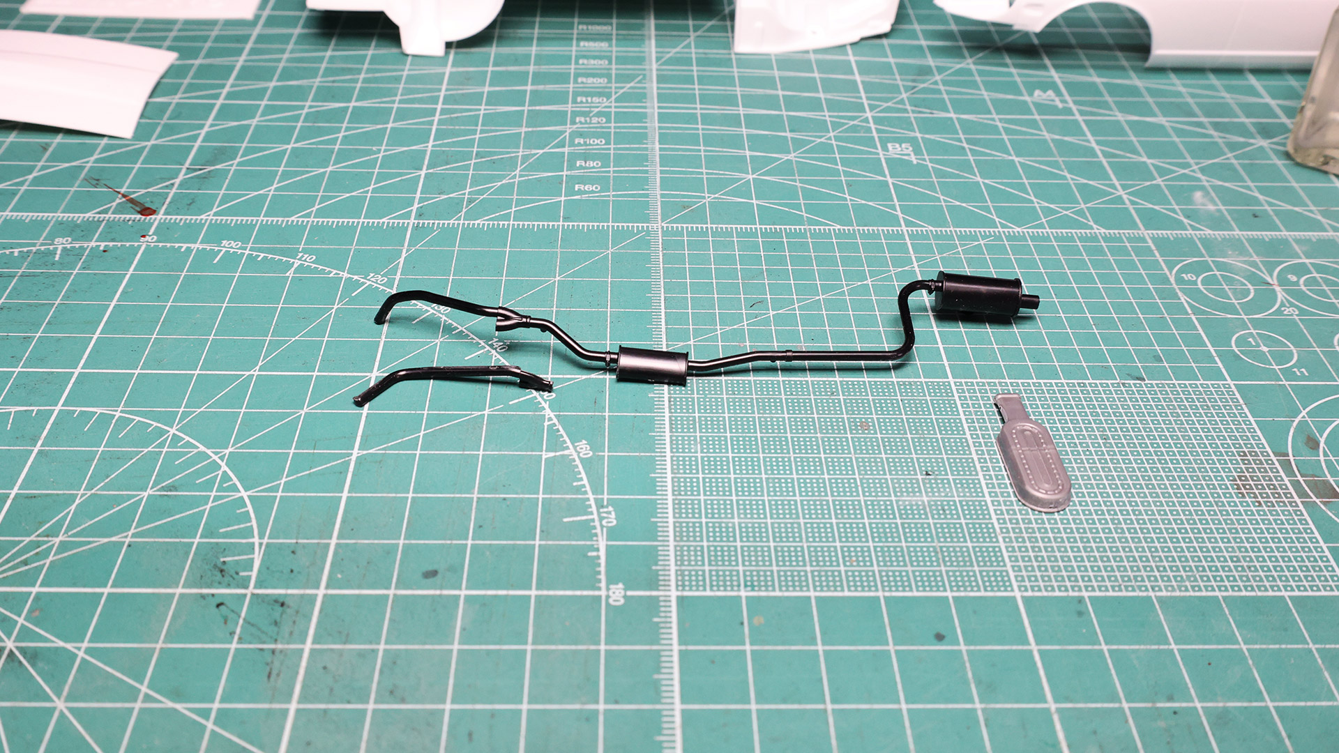 マフラーは一体成型ではないのでここで接着します