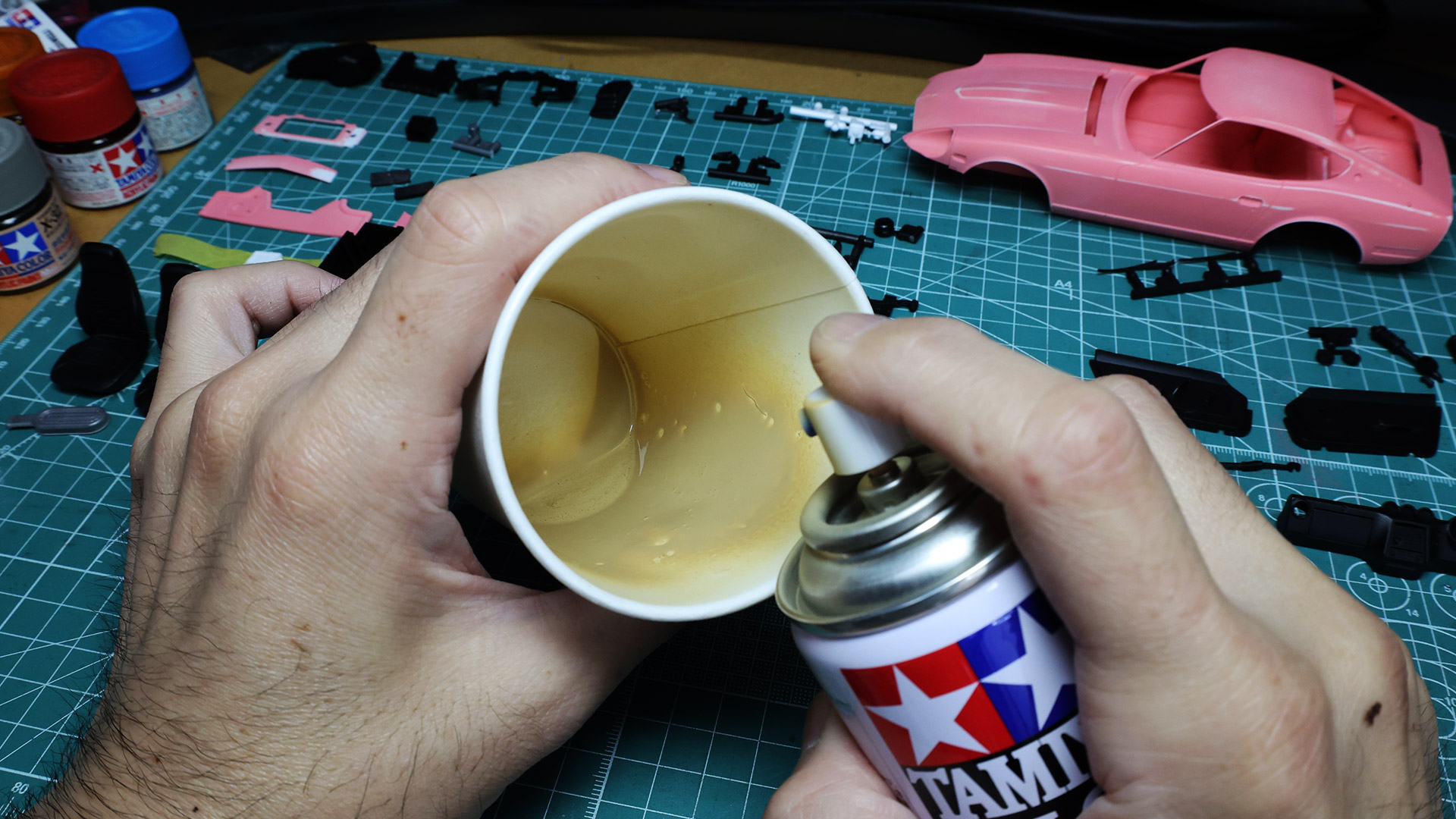 シフトノブも同色なので一緒に塗料をのせますが、いい感じに仕上がったんじゃないでしょうか