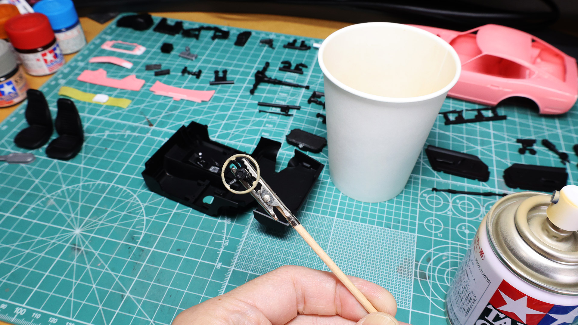 シフトノブも同色なので一緒に塗料をのせますが、いい感じに仕上がったんじゃないでしょうか