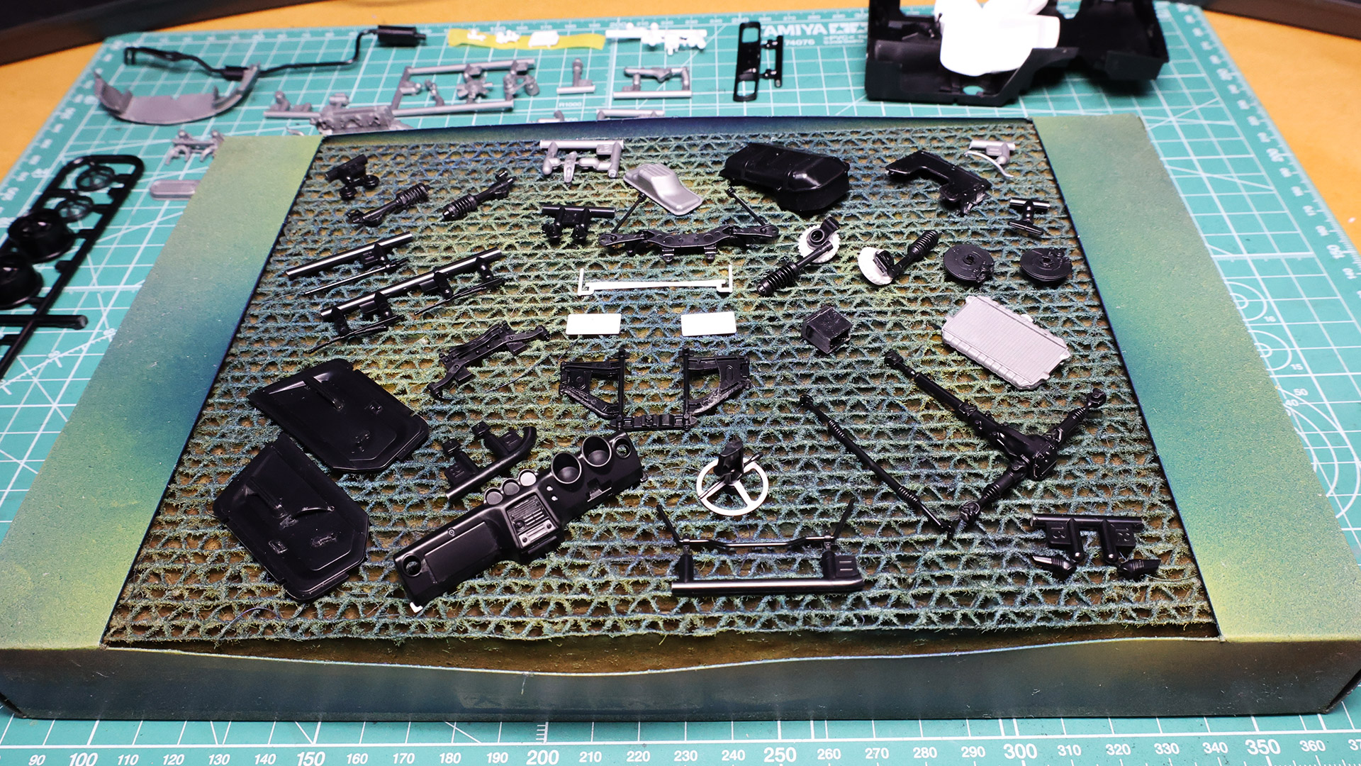 クルマモデラーなら定番中の定番、「TS-29/X-18 セミグロスブラック」でまとめて塗装してしまいます。これが毎回いい質感なんですよね。シートをよく見ると表面も良く再現されていて驚きました