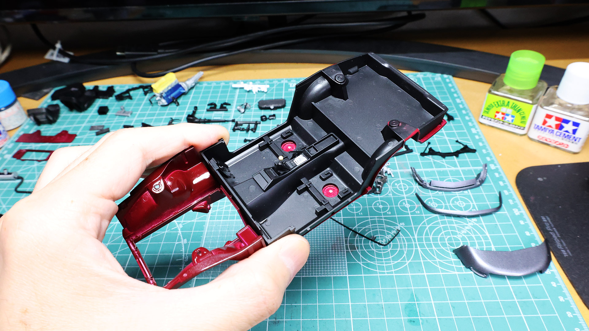 リアのタワーバーの部分の分割がアンダーボディとキャビンでわかれているのでこの状態でセミグロスブラックで塗装すれば簡単です