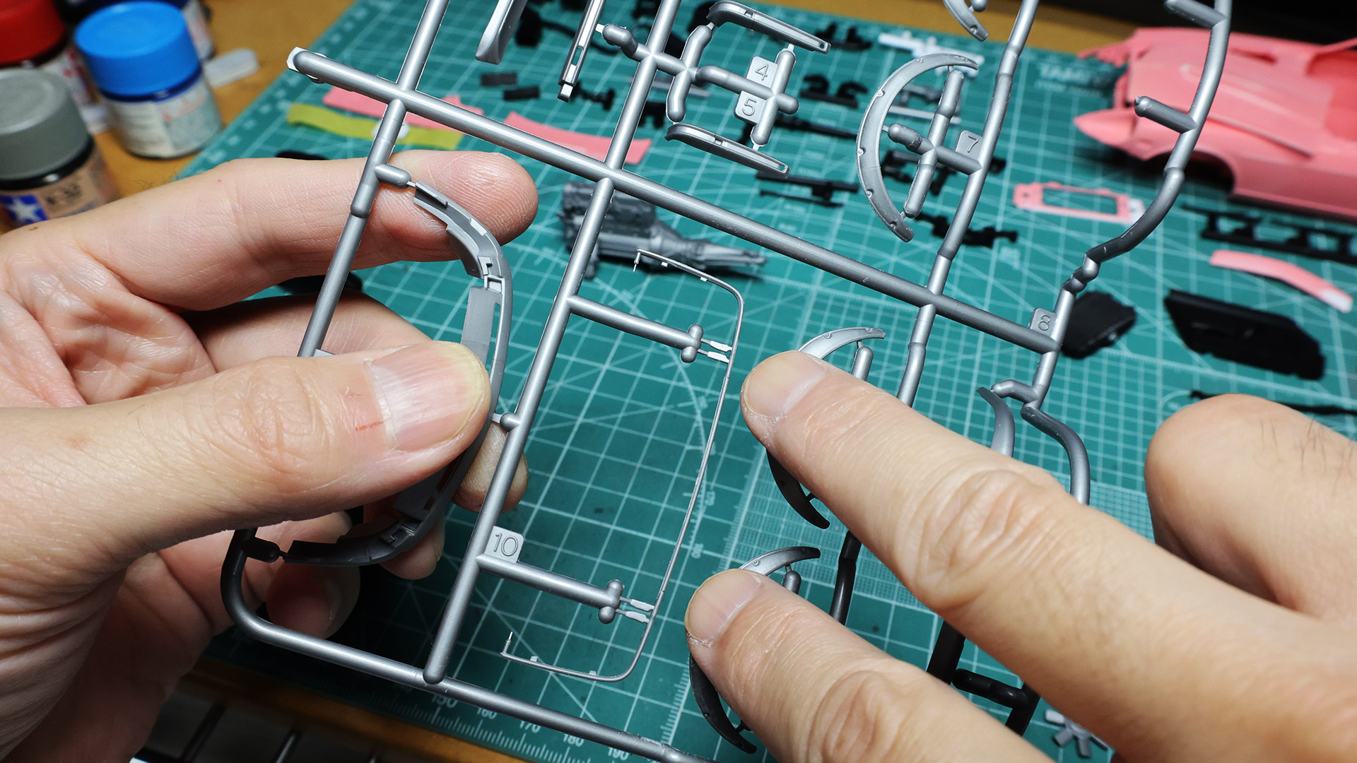 リアのバンパーはガンプラ的なパーツ割り（しかも細い！）で再現されています。塗装と接着が必要なのでちょっと難易度高くなります