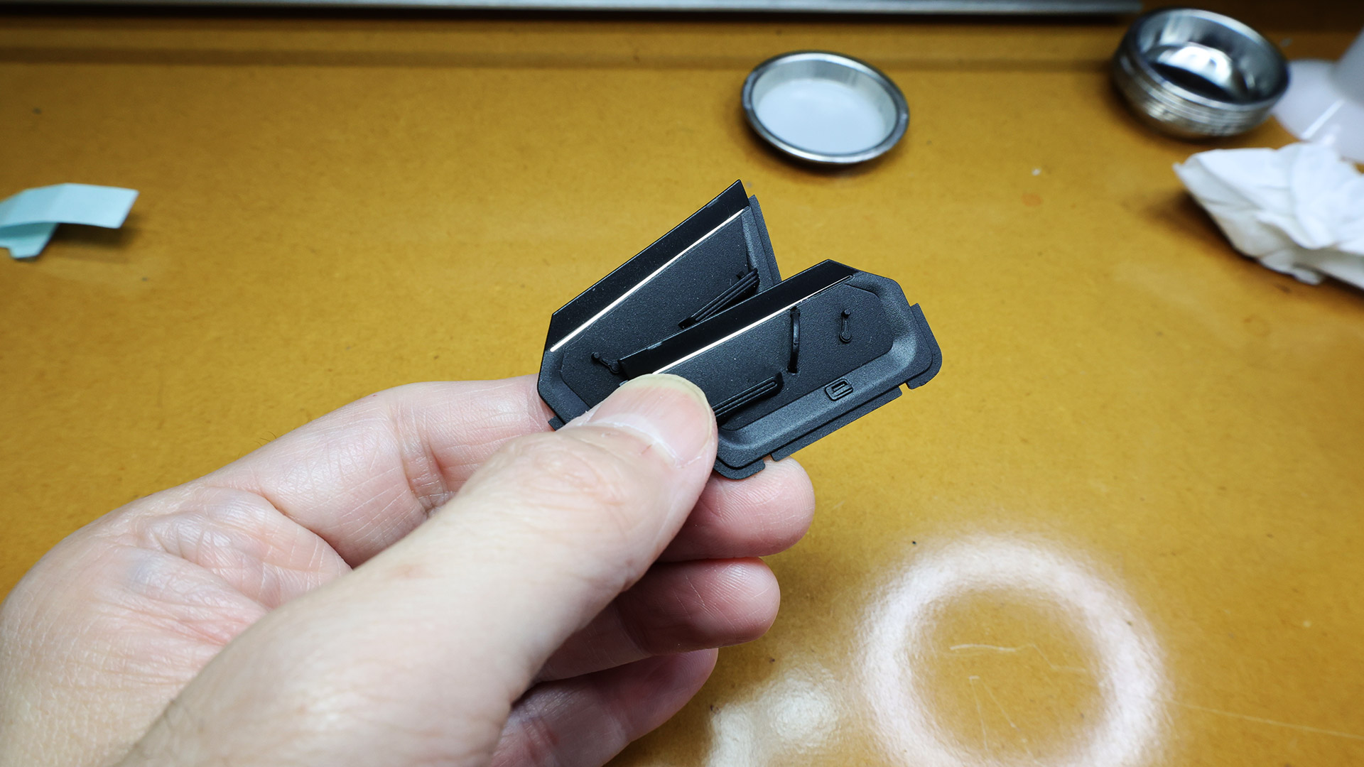 サイドのウインカー周りも細かくてシビれる作業です