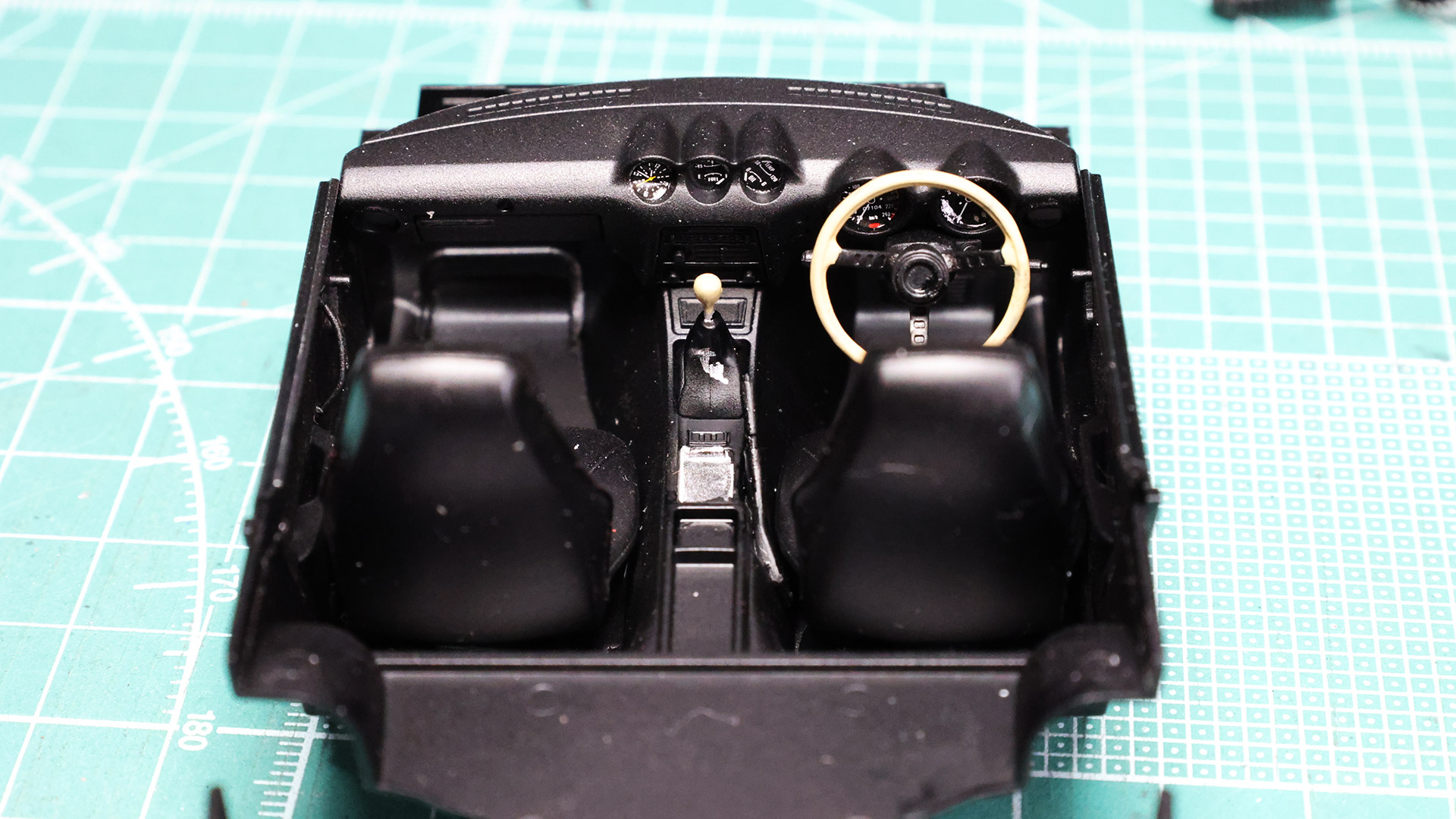 メーター類のデカールを貼り込みました。ステアリングやシフトノブのデカールは失敗したのでオミットしました