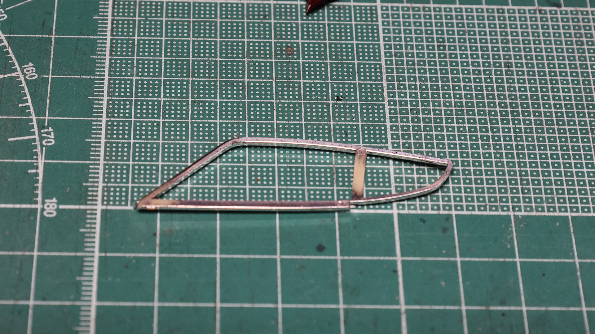 サイドのメッキモール、実は接着していません。パーツの精度が高いのではめ込むだけで固定できているのでこのままとしました