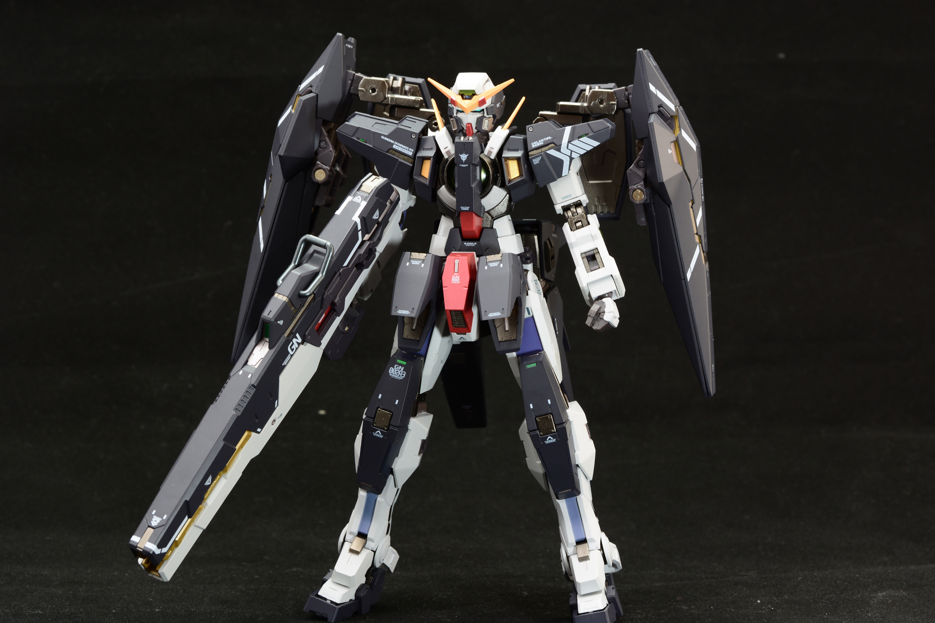 デュナメスにヴァーチェのカラーリングと、GNバズーカを持たせ、最新技術でブラッシュアップしたという複雑な背景も魅力だ