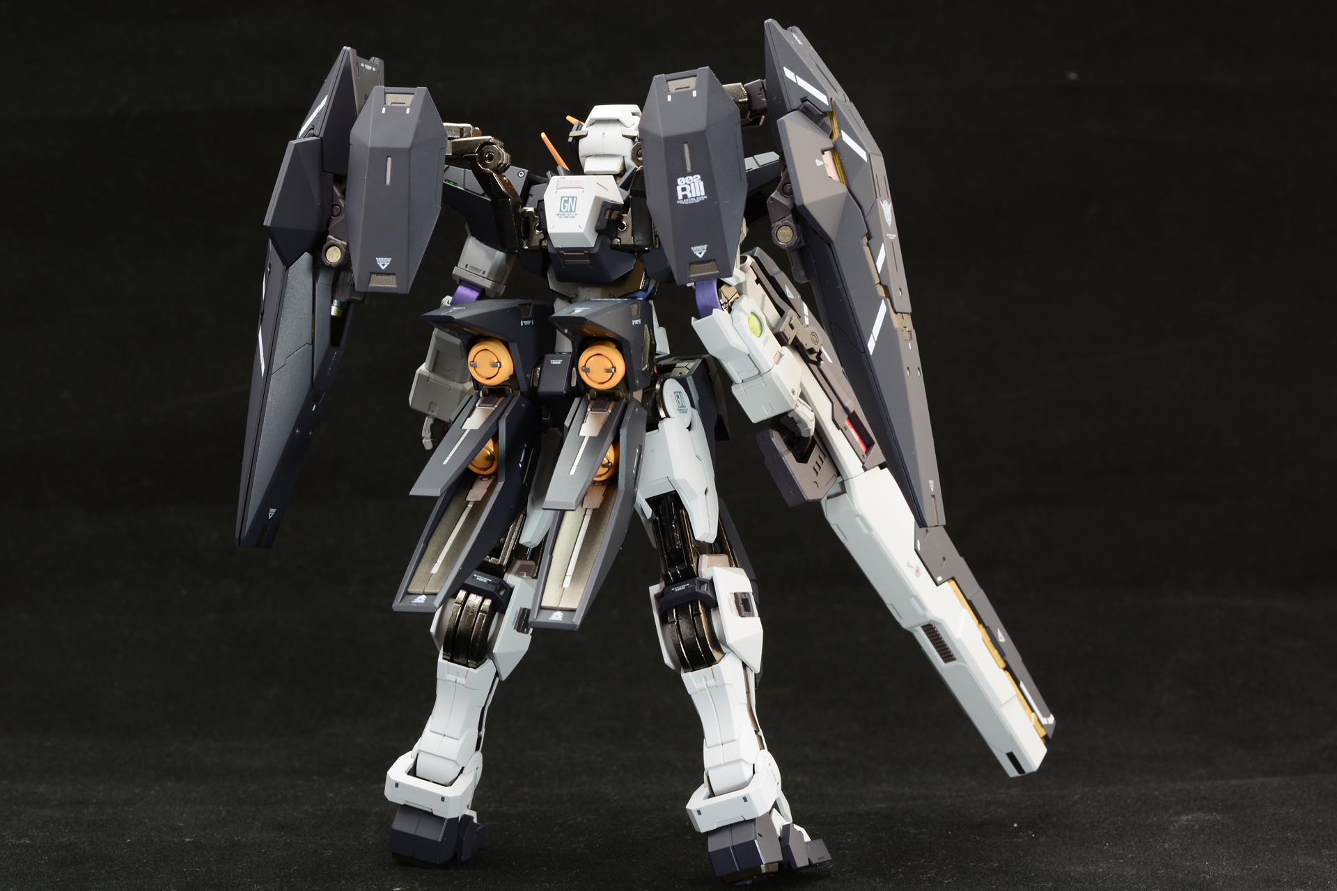 大型のスラスターユニット、翼のようにも見えるシールドのシルエットが印象的だ