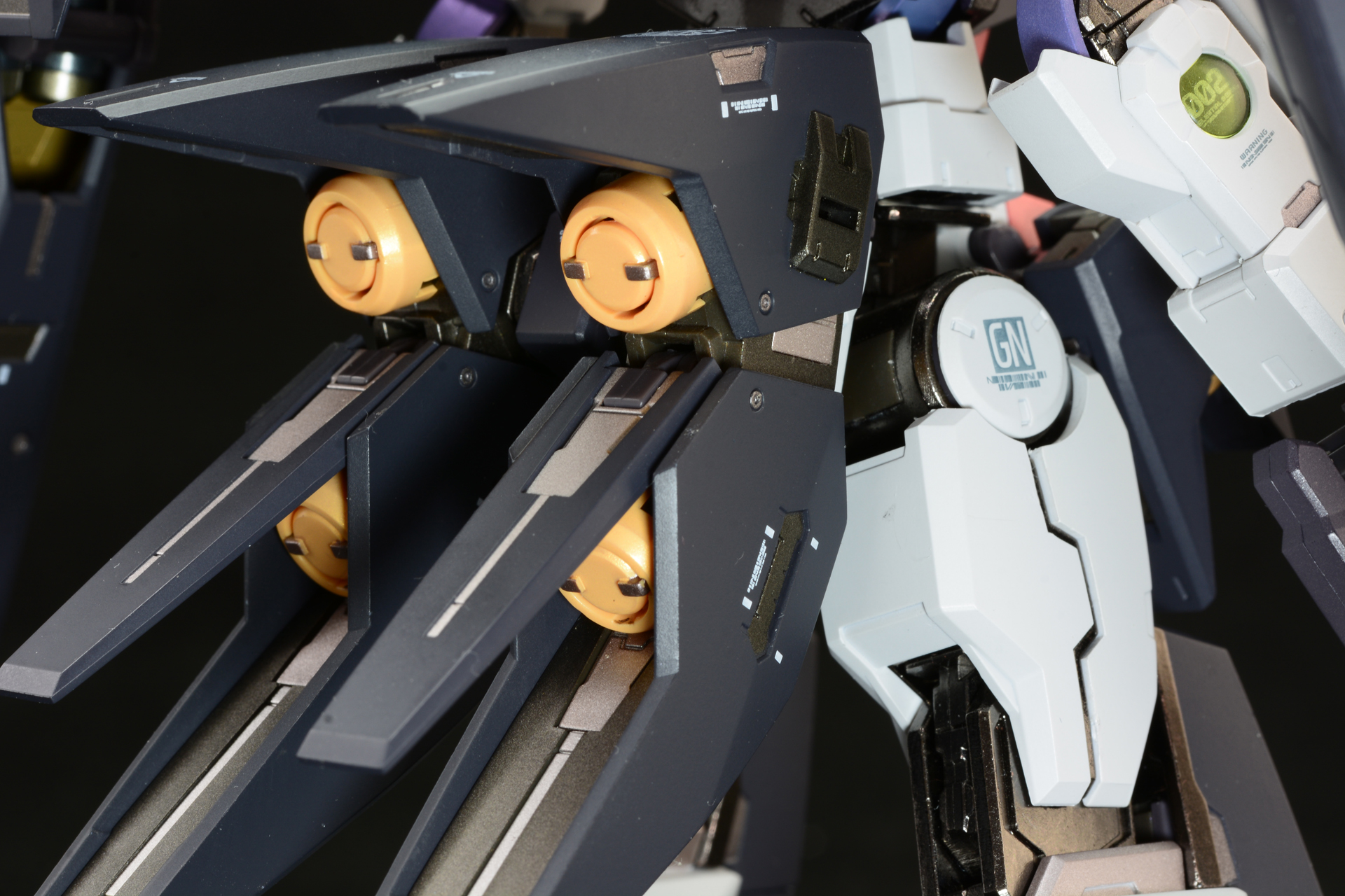 腰の前後。マーキングやメカディテールの細かさが伝わるだろう