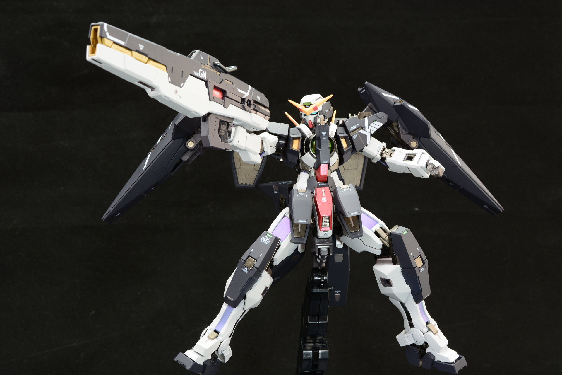 しっかりした関節は大きなGNバズーカも片手でしっかりと保持できる