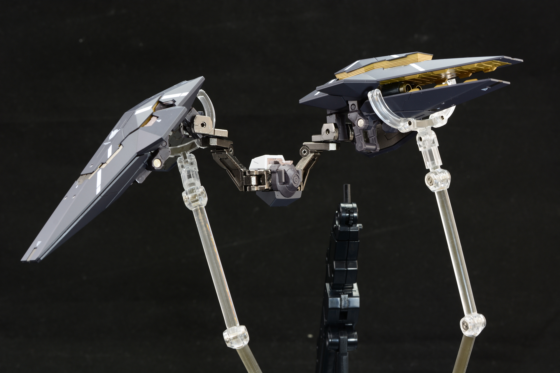 コンデンサー部分を取り外してみる。このように大型のシールドをアームで保持している