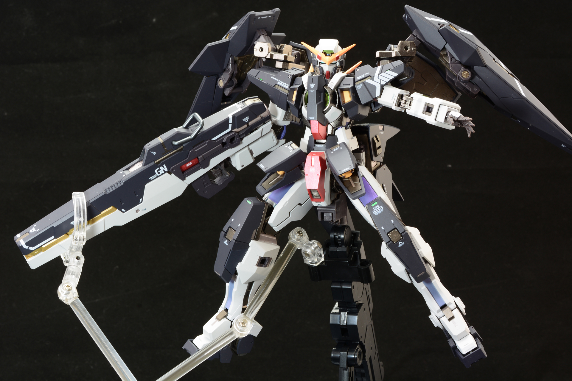 長時間のディスプレイ用にディスプレイアームが2本同梱されている。台座の2箇所に取り付け可能