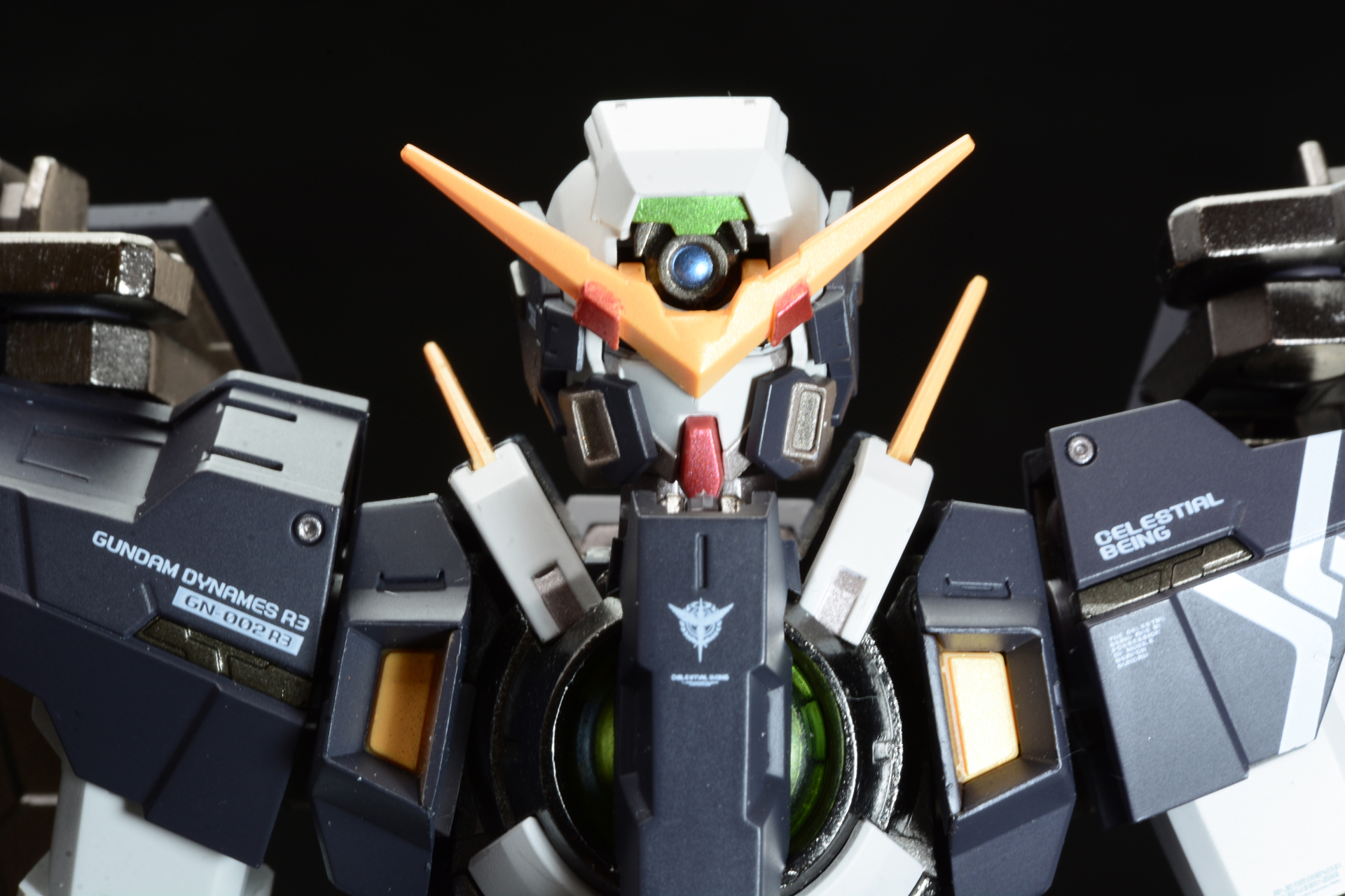 V字アンテナで目を隠し、額の狙撃用カメラを露出させることができる