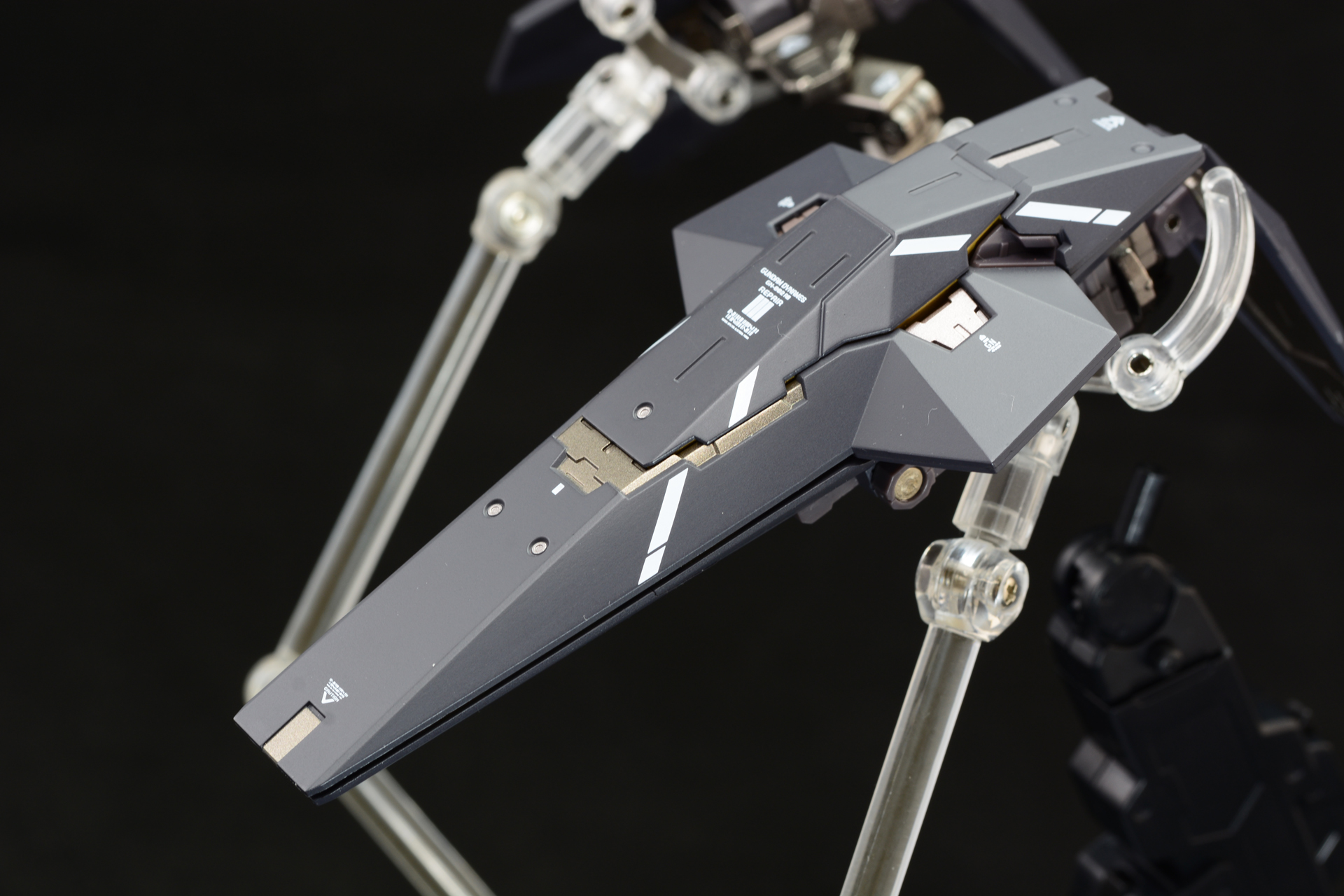 シールドが貝のように開き砲口が露出、上部は放熱用の機構が現われる