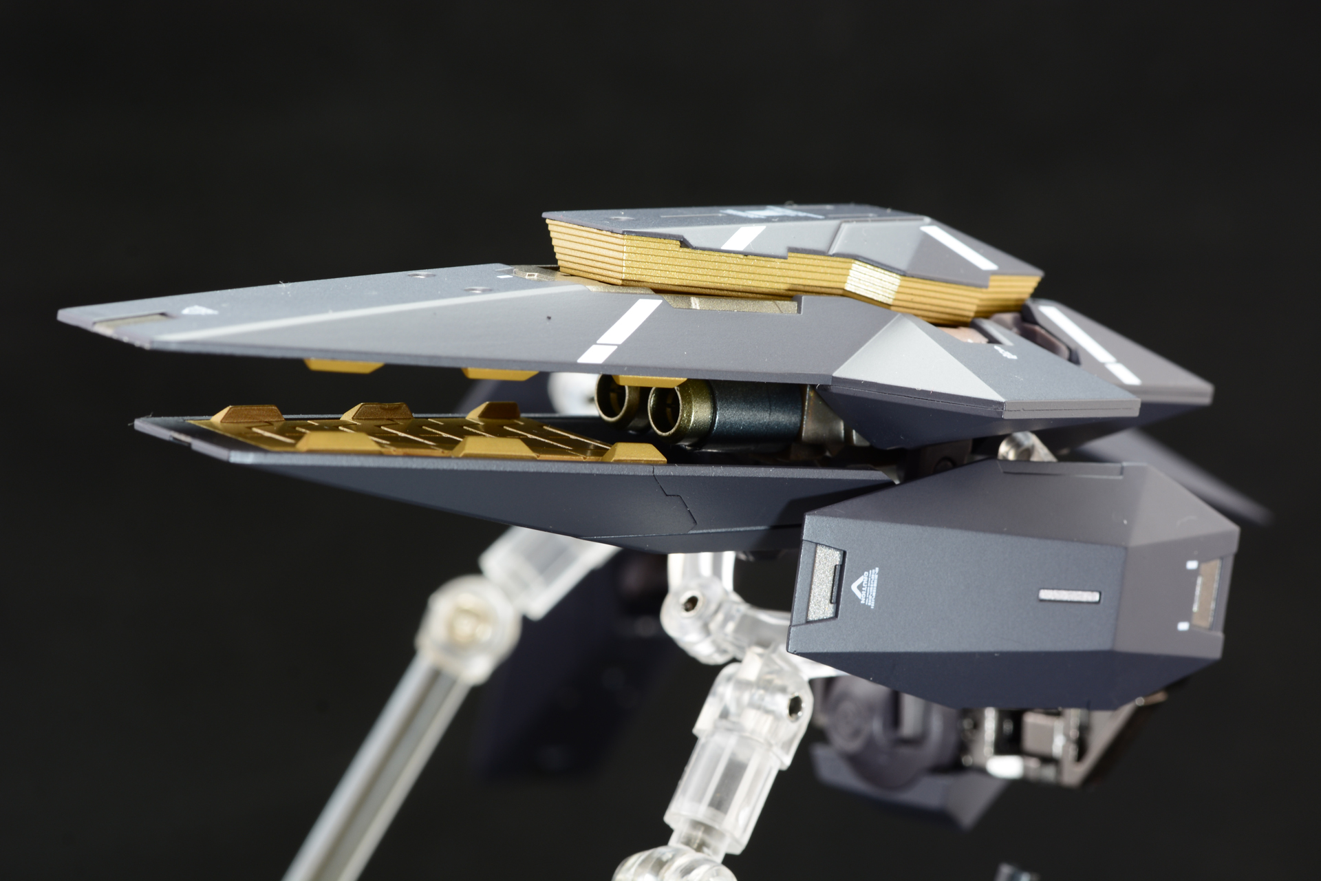 シールドが貝のように開き砲口が露出、上部は放熱用の機構が現われる