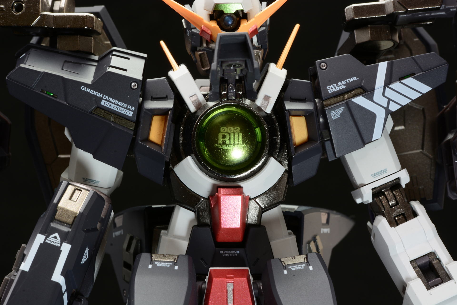 胸のカバーを跳ね上げる。クリアパーツに刻印された文字がカッコイイ