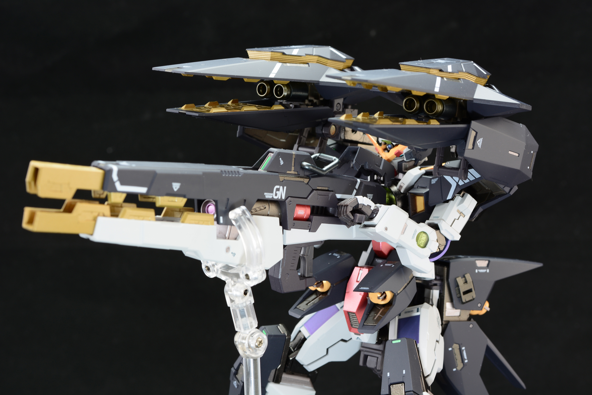 胸にバズーカのコネクターを押し当ててバーストモードへ。すさまじい攻撃力が想像できる