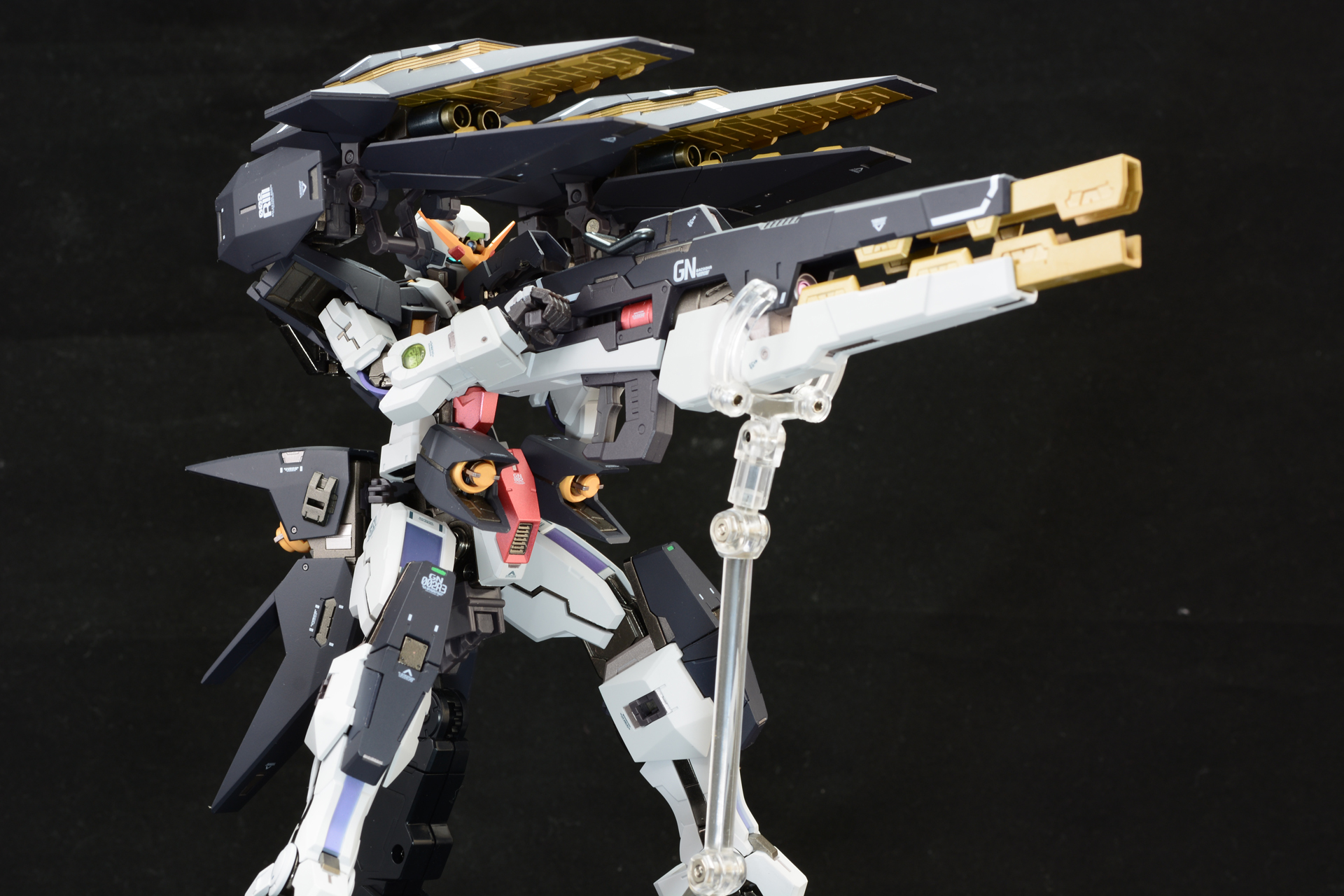 胸にバズーカのコネクターを押し当ててバーストモードへ。すさまじい攻撃力が想像できる