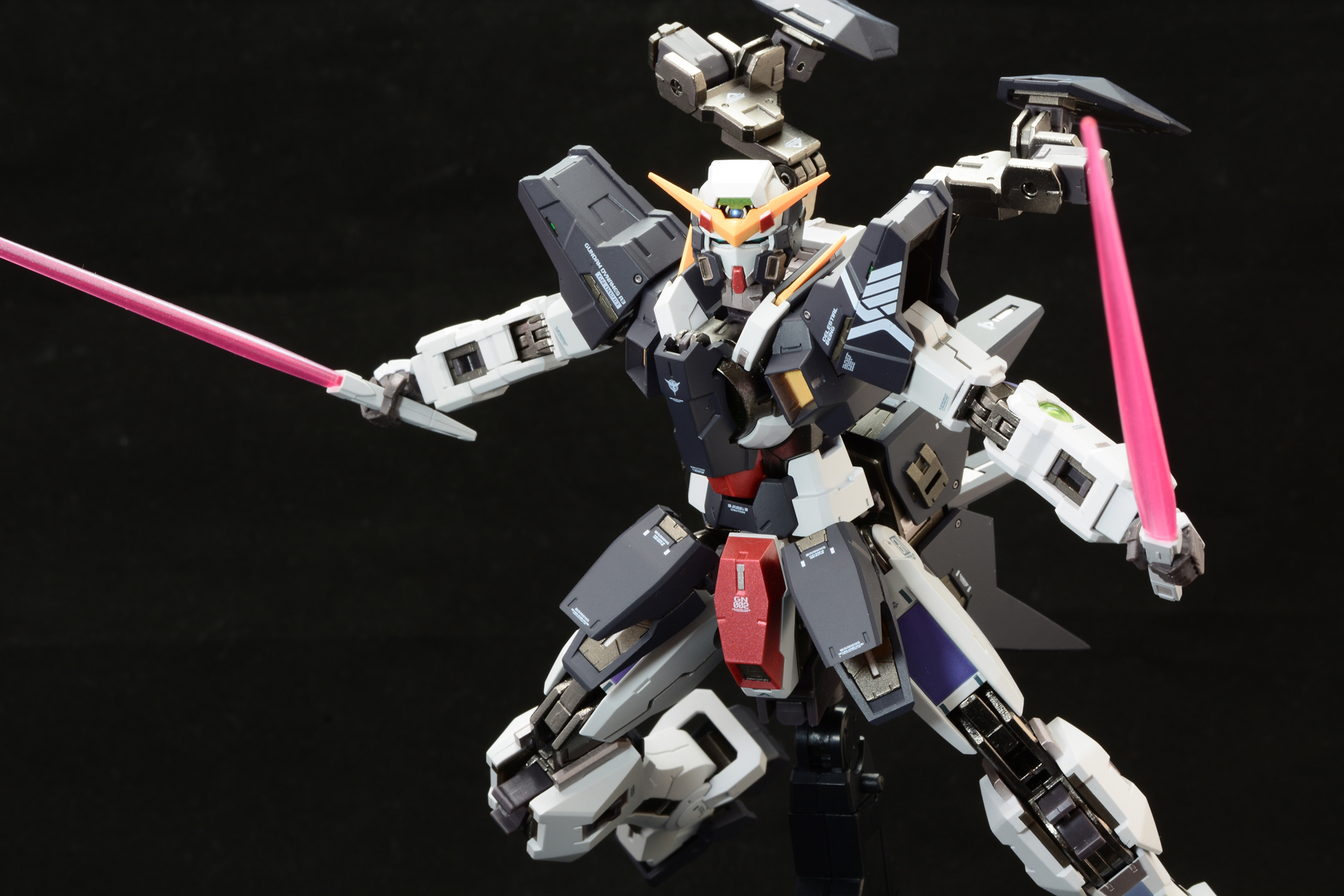 シールドに加え、膝の装備も取り外してみた。機動力を意識して腰のスラスターはつけたままにしたが、外すとよりナドレっぽさが増すかもしれない