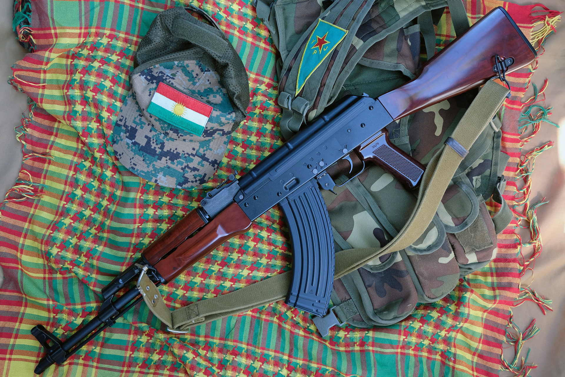 スリングは実銃用ロシアタイプ。一見してエアソフトガンとは思えない。