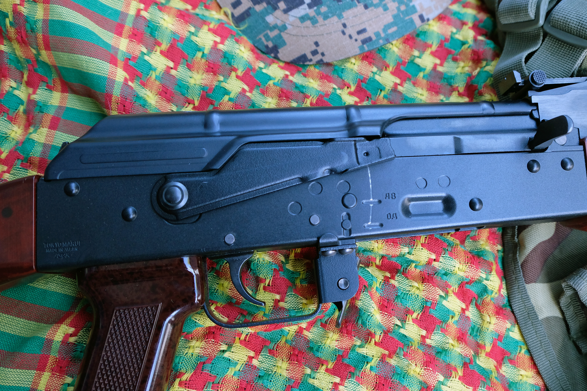 レシーバー部分。セレクターを動かした跡が付き、下地が見えるところも本物感が漂っている