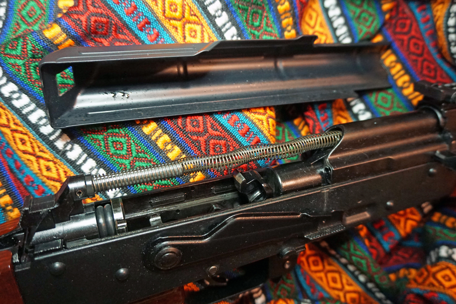 工具無しでアッパーレシーバを外すと機関部が露出する。松本仁一氏の著書「カラシニコフ」で、「AK」が専門的な知識が無くとも簡単に整備でき、それが少年兵の悲劇を産んだ描写が繰り返し出てくる。それを実感させられた。エアソフトガン初心者が銃の仕組みを学ぶのにも最適だ。