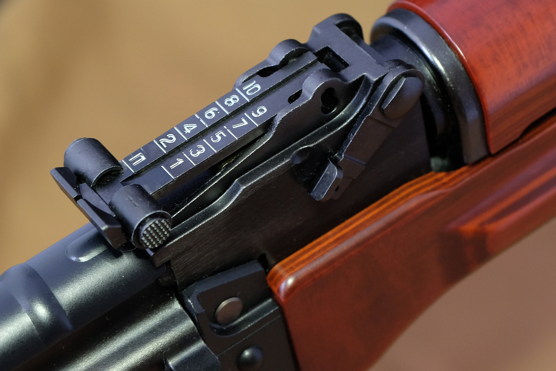 無骨なリアサイト基部と、目盛りへのレーザーによる繊細な白入れのコントラスト