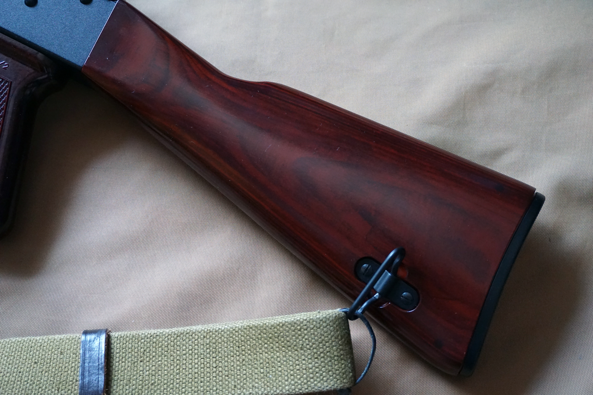 光によって見え方が変わる深みが確認できるだろう