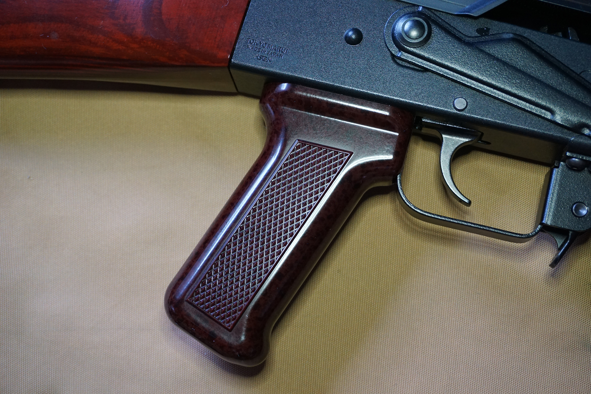 塗装とは思えない微妙な色合いのグリップ